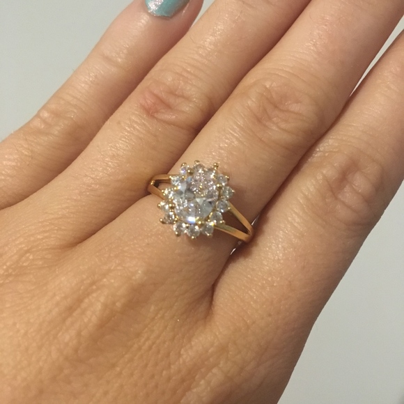 18 Carat Gold Plated Simulated Diamond Ring - Picture 5 of 8